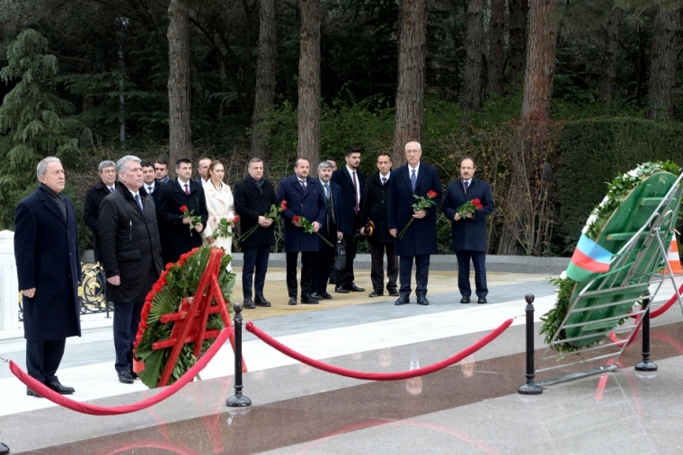 Hulusi Akar Ulu Öndərin məzarını, Şəhidlər xiyabanını və “Türk şəhidliyi” abidəsini ziyarət edib