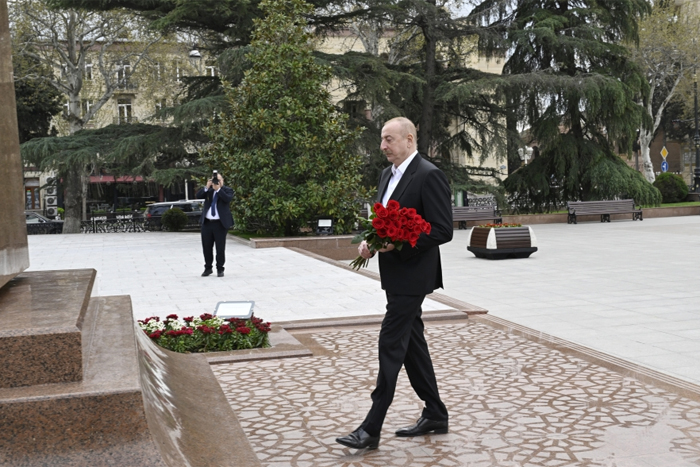 Prezident İlham Əliyev Gəncədə Ulu Öndərin abidəsini ziyarət edib