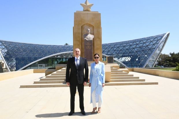 İlham Əliyev və Mehriban Əliyeva faşizm üzərində Qələbə uğrunda həlak olan azərbaycanlıların xatirəsini ehtiramla anıblar