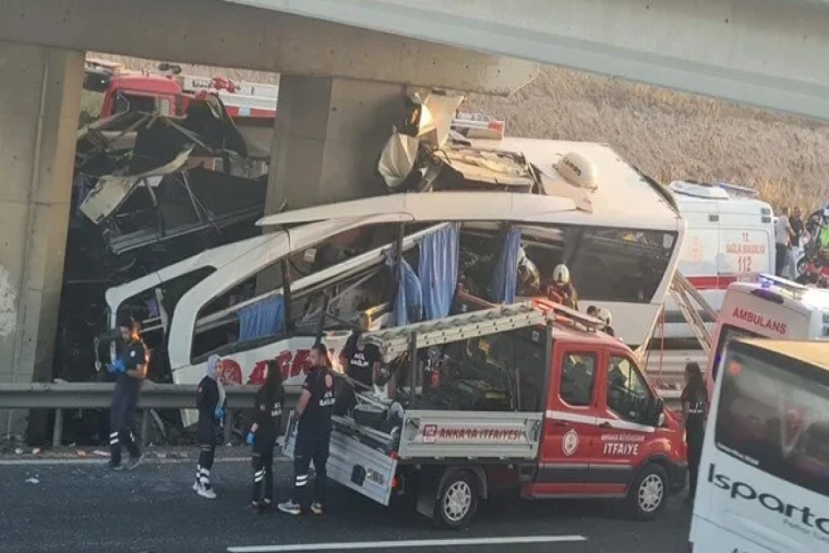 Türkiyədə sərnişin avtobusu körpüyə çırpılıb, 11 nəfər ölüb - FOTO