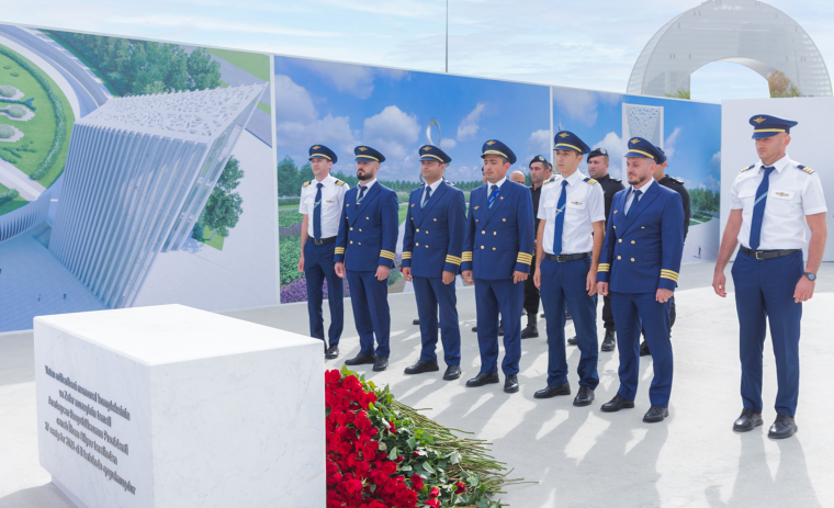 “Azərbaycan Hava Yolları” QSC-nin rəhbərliyi və kollektivi şəhidlərin əziz xatirəsini yad edib