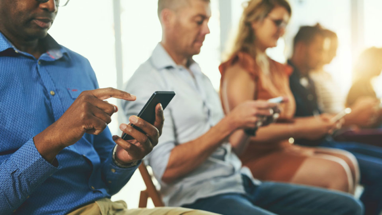 Smartfona sərf olunan vaxtın depressiya və stresslə əlaqəsi var?
