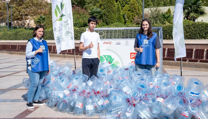 “Tullantıları hədiyyələrə dəyiş” festivalları çərçivəsində ümumi tutumu 14 795 litr olan plastik, 2 208 litr olan şüşə tullantı, 3 700 ədəd işlənmiş batareya təhvil verilib