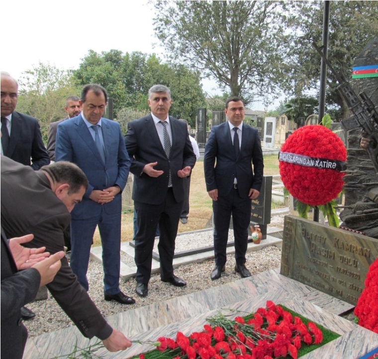 Taleh Qaraşov Vətən müharibəsi şəhidi Kamran Əliyevin anım günündə məzarını ziyarət edib