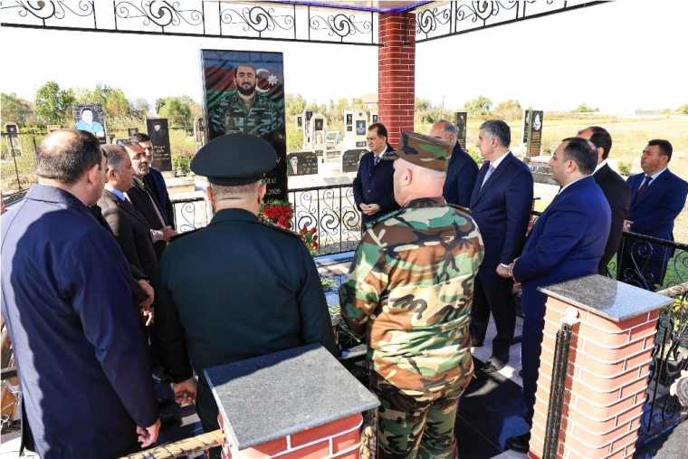 Taleh Qaraşov Vətən müharibəsi şəhidi Kamran Səmədovun məzarını ziyarət edib