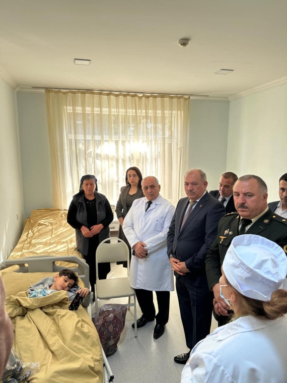 İcra başçısı şəhid övladını müalicə aldığı xəstəxanada ziyarət edib