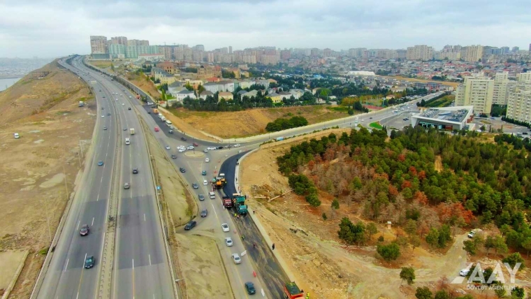 Nazim Hikmət küçəsindən Dairəvi yola çıxışda aparılan genişləndirmə işləri yekunlaşmaq üzrədir