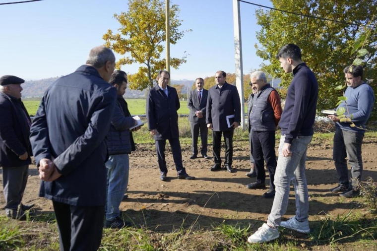 Taleh Qaraşov  Xarxatan kəndində yeni salınan meyvə bağı ilə tanış olub