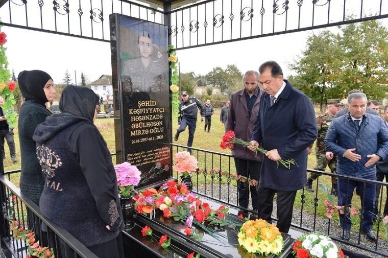 Taleh Qaraşov Vətən müharibəsi şəhidləri Əbdülhəsən Həsənzadə, Röyal İbrahimov, Valeh Əkbərzadə, Taleh İsmayılov, Şəhriyar Həbibli, Emil Qurbanov və Baloğlan Əhədlinin məzarını ziyarət edib