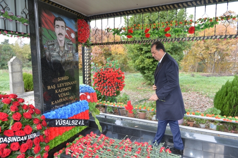 Taleh Qaraşov Vətən müharibəsi şəhidi Vüsal Kazımovun anım günündə məzarını ziyarət edib