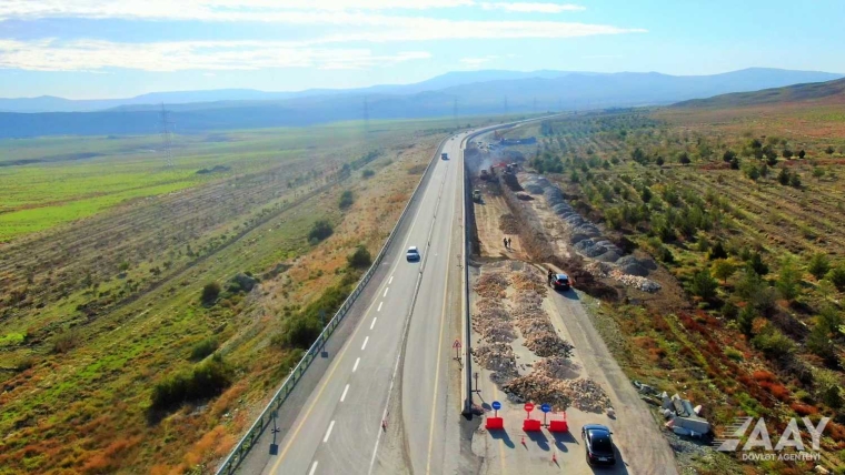 Bakı-Şamaxı yolunun 66.3-69.5 km-lik hissəsində təmir-bərpa işləri aparılır VİDEO/FOTO