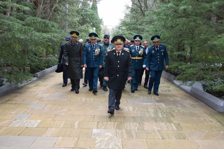 Veteranlar 8 Noyabr zəfərinin 4-cü ildönümü münasibətilə Fəxri Xiyabanı və Şəhidlər Xiyabanını ziyarət ediblər