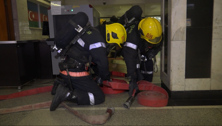 Fövqəladə Hallar Nazirliyi tərəfindən metroda təlim keçirilib (video, foto)