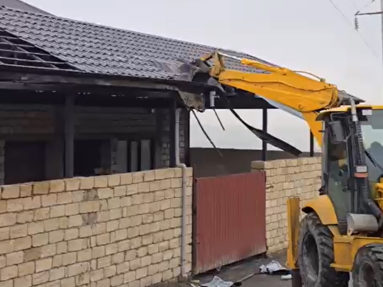 Fövqəladə Hallar Nazirliyi tərəfindən daha bir qanunsuz tikili sökülüb (video, foto)