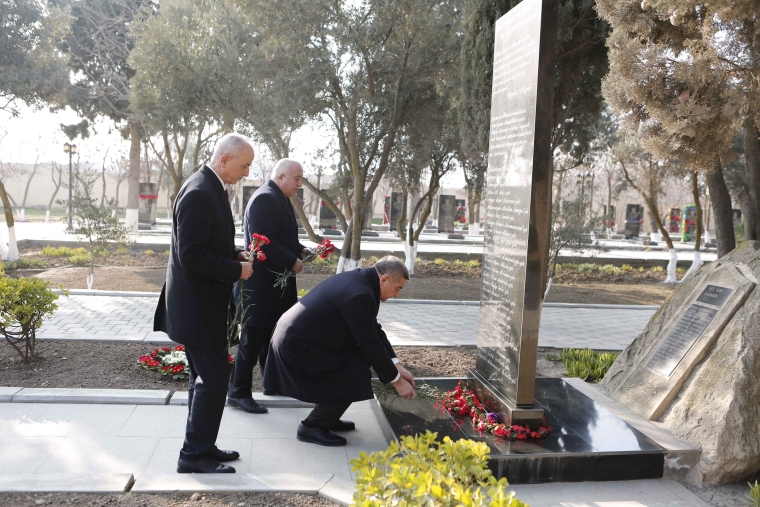 Şirvan Şəhər İcra Hakimiyyətinin başçısı yanvar ayının sonuncu cümə axşamı Şəhidlər xiyabanını ziyarət edib, şəhid ailələri ilə görüşüb