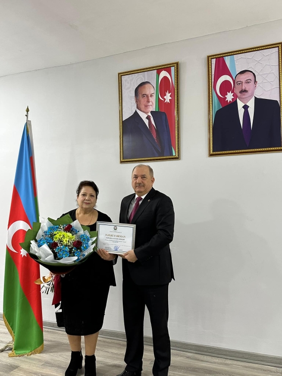 İcra başçısı uzun müddət qüsursuz fəaliyyət göstərmiş müəssisə rəhbərini təltif edib