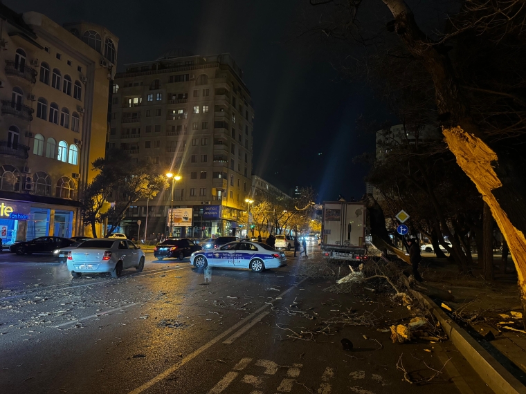 Yasamal rayonunda yük avtomobilinin ağaca dəyməsi nəticəsində sıxlıq yaranıb