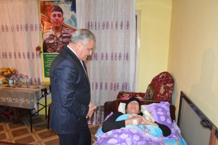 Rayon rəhbəri cərrahiyyə əməliyyatı olunmuş şəhid anasını evində ziyarət edib