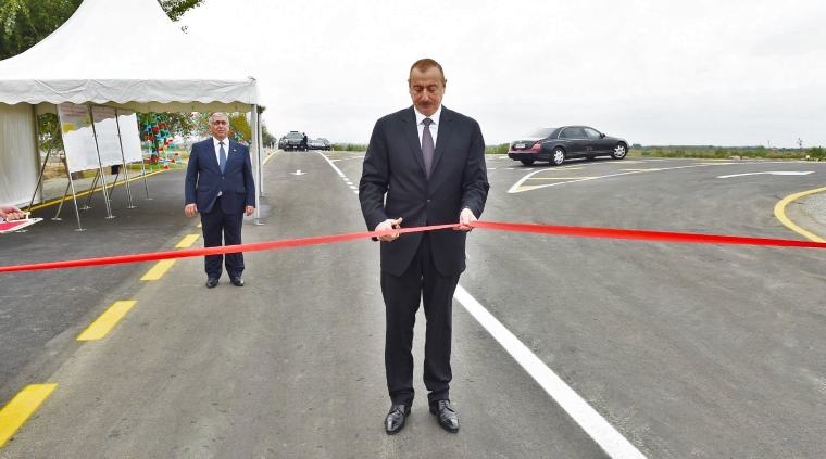 İlham Əliyev və birinci xanım Mehriban Əliyeva Sərsəng su anbarından Ağdərənin Umudlu kəndinə gedən avtomobil yolunun açılışında iştirak ediblər