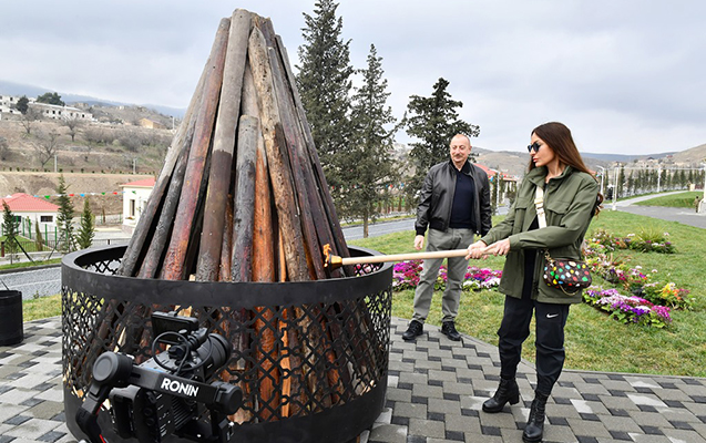 İlham Əliyev və birinci xanım Mehriban Əliyeva Ağdərənin Həsənriz kəndində sakinlərlə birlikdə Novruz tonqalını alovlandırıblar