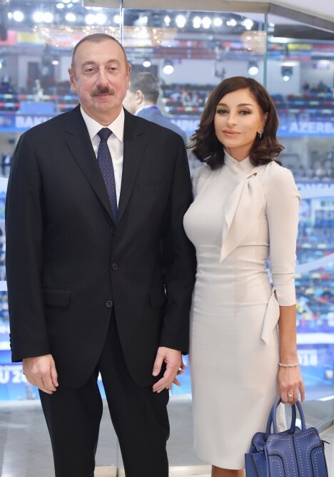 İlham Əliyev və birinci xanım Mehriban Əliyeva Ağdərə rayonunun Suqovuşan kəndində inşa olunan yaşayış kompleksinin istifadəyə verilməsi mərasimində iştirak edib, yeni mənzillərə köçən kənd sakinlərinə evlərin açarlarını təqdim ediblər