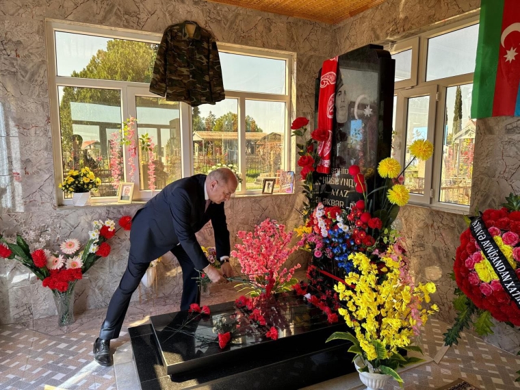 Şanlı Aprel döyüşlərinin ildönümü ərəfəsində İkinci Şahsevən kəndində şəhid Ayaz Hüseynovun məzarı ziyarət olunub