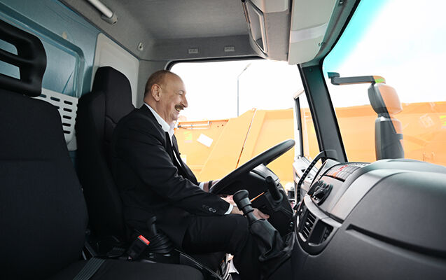 İlham Əliyev xüsusi təyinatlı avtomobilin sükanı arxasında