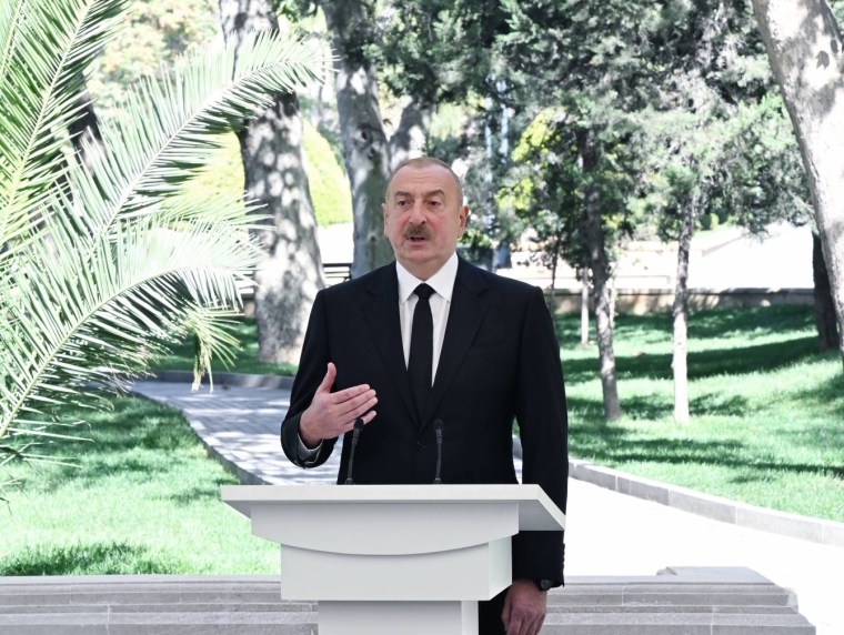 İlham Əliyev “InterFood Azerbaijan” və “Caspian Agro” sərgiləri ilə tanış olub