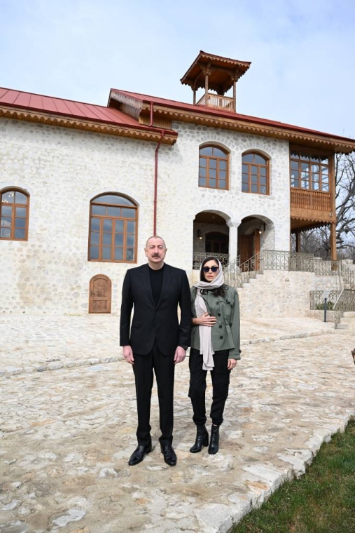 İlham Əliyev və birinci xanım Mehriban Əliyeva Şuşa rayonunun Daşaltı kənd məscidinin açılışında iştirak ediblər