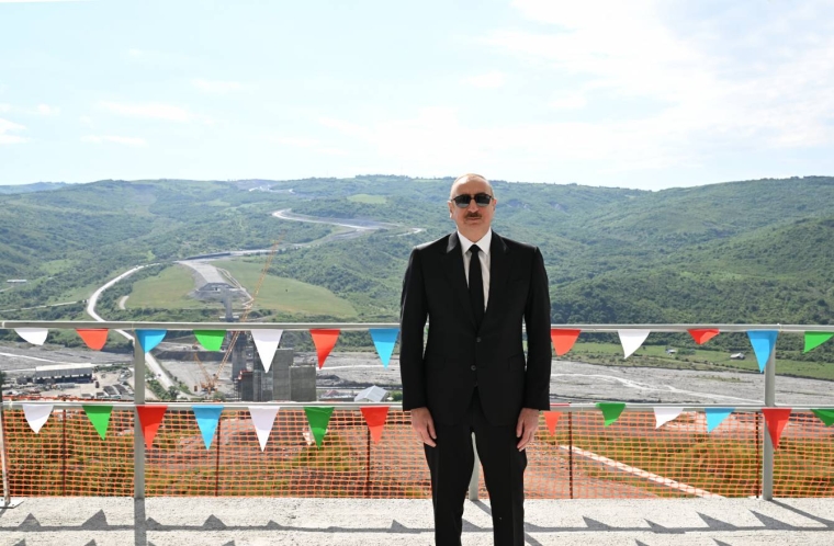 İlham Əliyev Bakı-Qəbələ avtomobil yolunun Muğanlı-İsmayıllı-Qəbələ hissəsində görülən işlərlə tanış olub