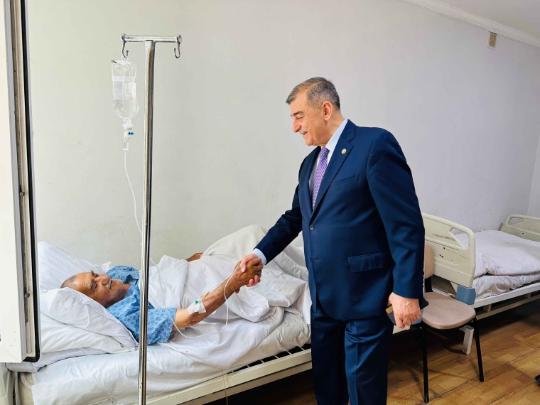 Şirvan Şəhər İcra Hakimiyyətinin başçısı İlqar Abbasov şəhid atasını xəstəxanada ziyarət edib