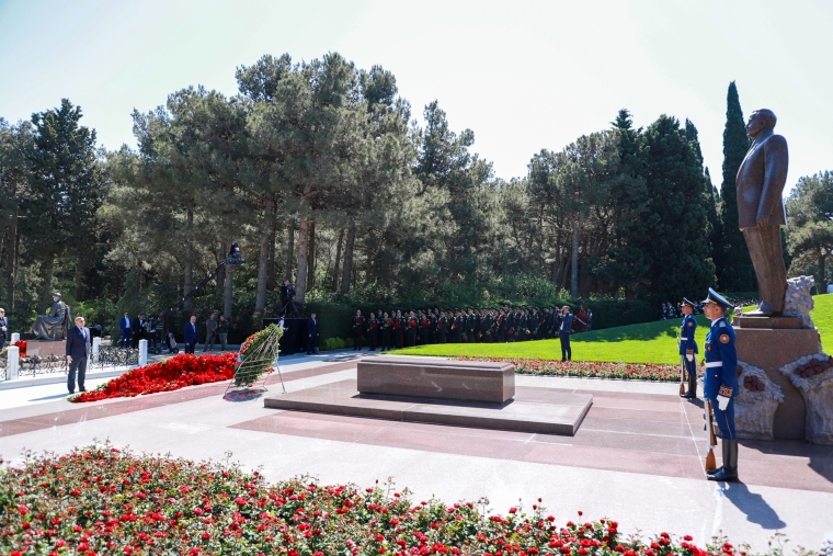 Dövlət Xidmətində Ulu Öndərin xatirəsinə həsr olunan tədbirlər keçirilib