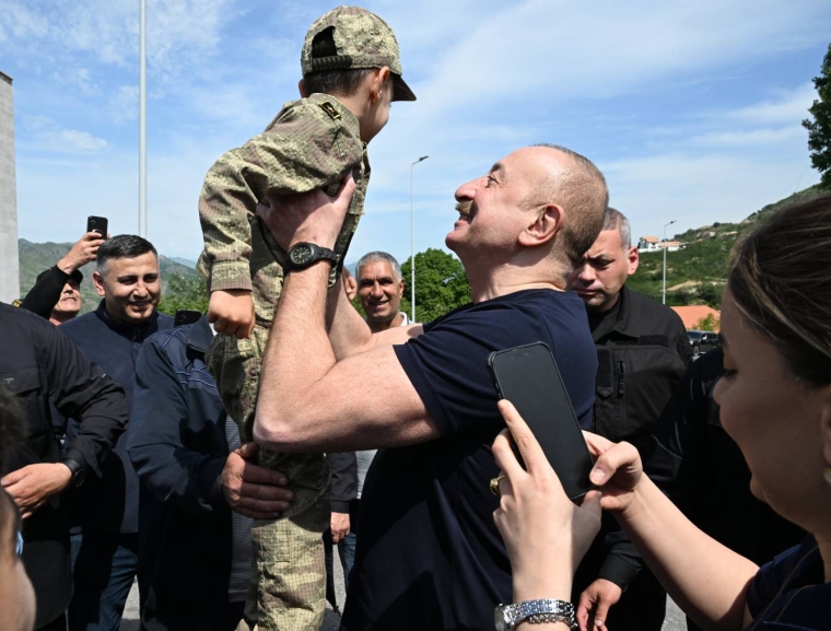 Prezident İlham Əliyev-həmişə xalqı ilə bir yerdə