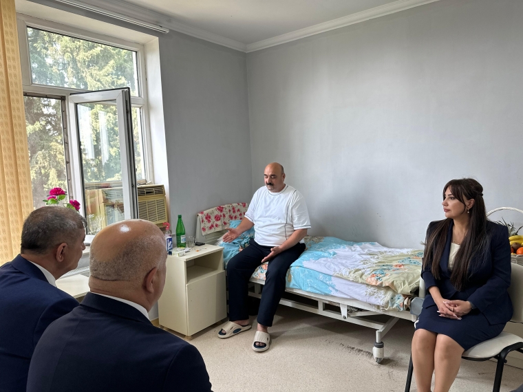Şirvan Şəhər İcra Hakimiyyətinin başçısı İlqar Abbasov şəhid atasını müalicə aldığı xəstəxanada ziyarət edib