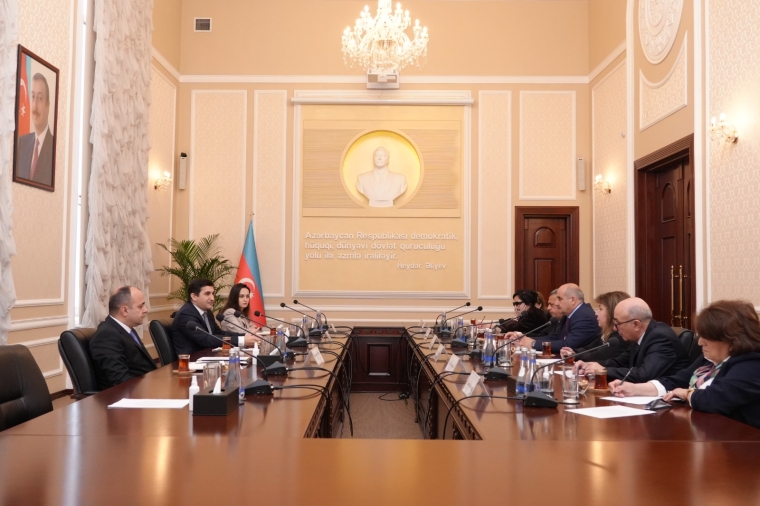 Nazir Fərid Əhmədov Ədliyyə Nazirliyi yanında İctimai şuranın üzvləri ilə görüşüb