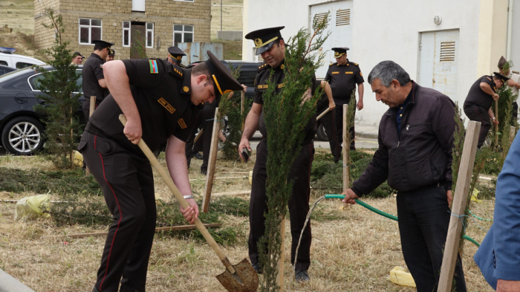 FHN-in Dövlət Yanğın Nəzarəti Xidməti “Konstitusiya və Suverenlik İli” çərçivəsində Ulu Öndərin anadan olmasının 102-ci ildönümünə həsr olunmuş ağacəkmə aksiyası keçirib