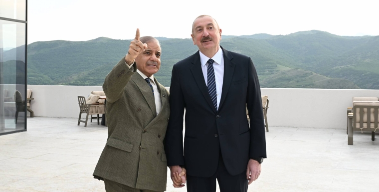 Şahbaz Şərif: Bayraqlarımız hər zaman bir yerdə yüksəklərdə dalğalanacaq