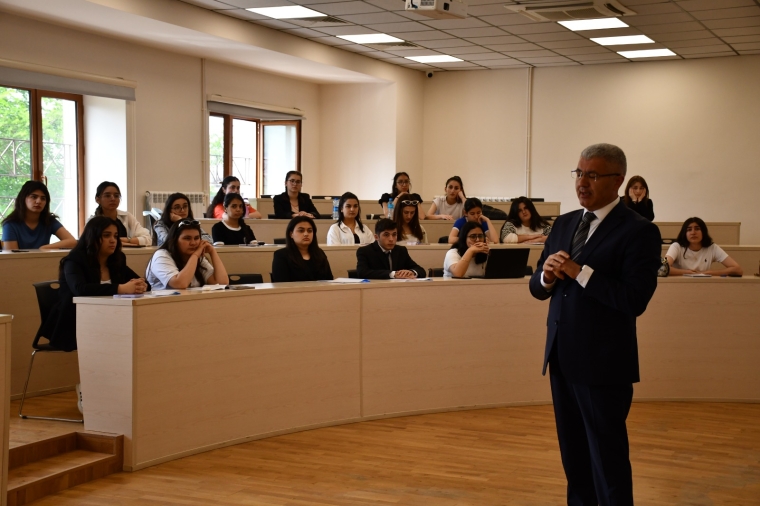 Baş Prokurorluğun idarə rəisi Qarabağ Universitetinin tələbələri üçün mühazirə deyib