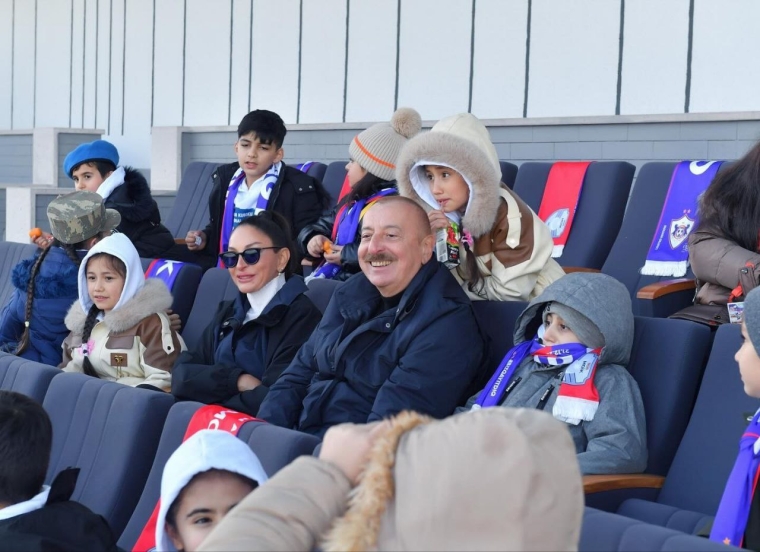 Prezident İlham Əliyev və Birinci Vitse-Prezident Mehriban xanım Əliyeva uşaqlarla birgə
