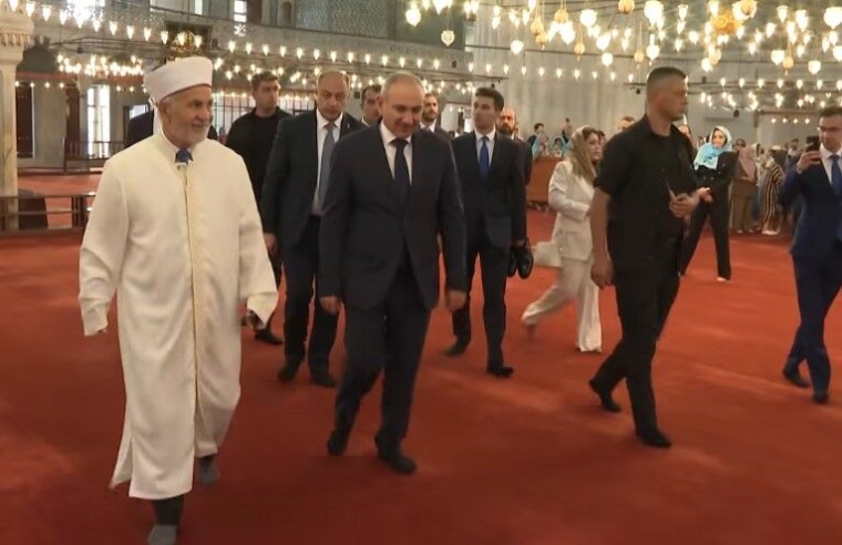 Paşinyan Göy Məsciddə