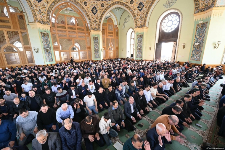 Təzəpir məscidində də bayram namazı qılındı