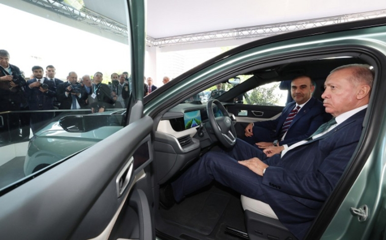 Türkiyə Prezidenti Rəcəb Tayyib Ərdoğan "TOGG"un yeni modeli ilə test sürüşü edib
