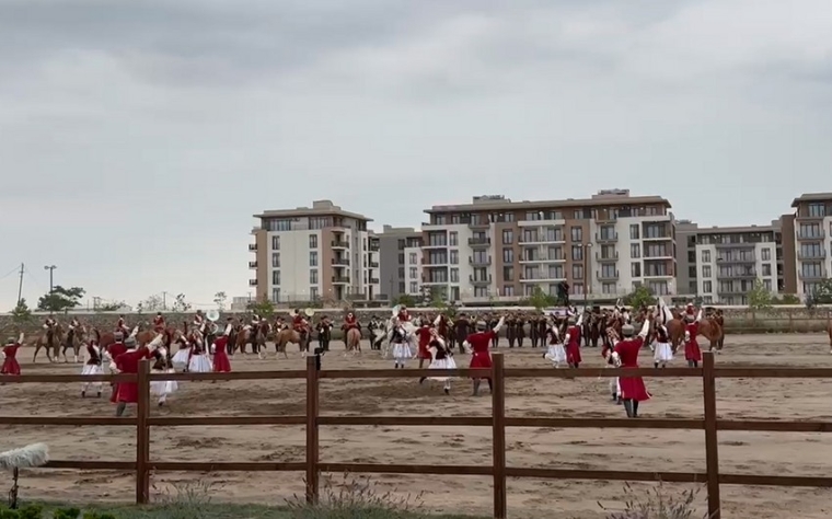 ECO-nun Zirvə görüşünün iştirakçıları Ağdamdakı “İmarət” Kompleksində Qarabağ atlarının “Zəfər” şousunu izləyib