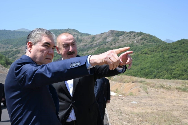 İlham Əliyev və Qurbanqulu Berdiməhəmmədov Şuşa rayonunun Daşaltı kəndinin fonunda şəkil çəkdiriblər