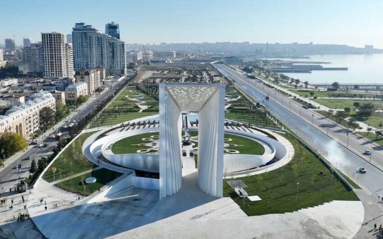 XİN rəhbərliyi Zəfər parkında