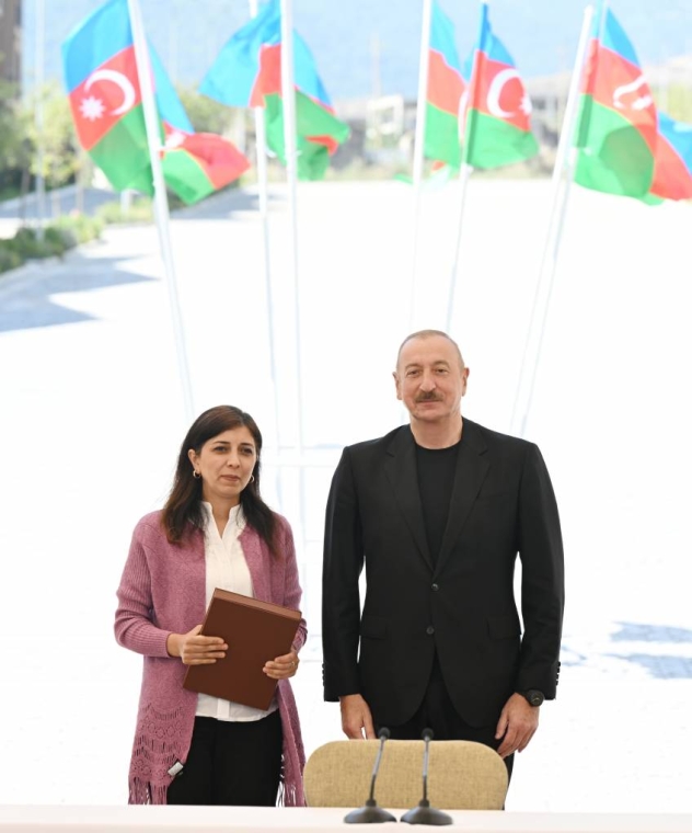 İlham Əliyev Kəlbəcər şəhərinin sakinləri ilə görüşüb, onlara mənzillərin açarlarını təqdim edib 