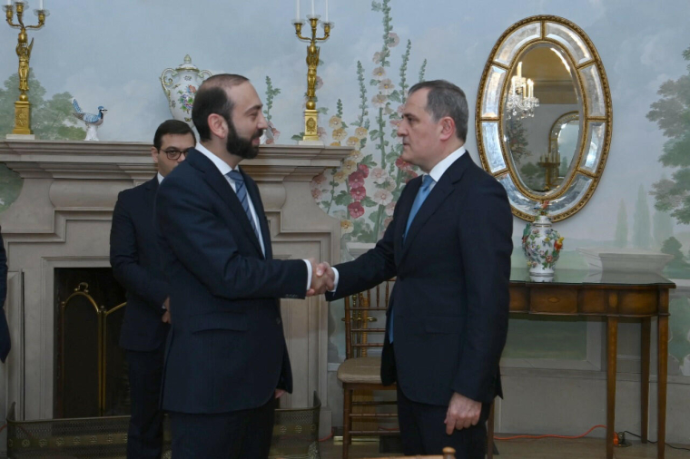 Bayramov Mirzoyanla görüşdü