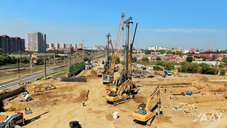 Bakı şəhərində yeni avtomobil yolunun inşası sürətlə davam etdirilir VİDEO/FOTO