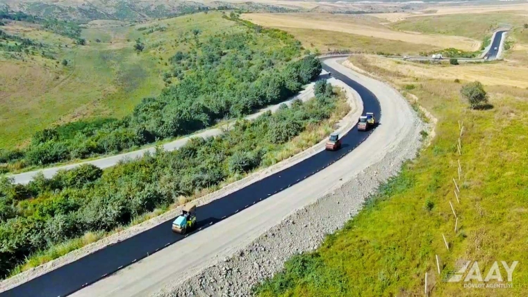 Suqovuşan–Sərsəng su anbarı–Qozlukörpü–Kəlbəcər yolunun tikintisi işləri sürətlə davam etdirilir VİDEO/FOTO