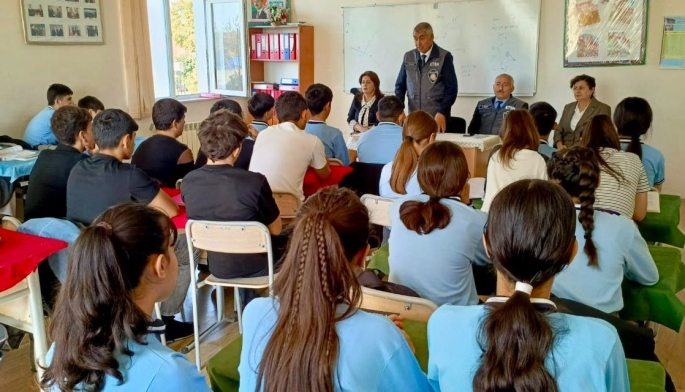 Regionlarda “Uşaq hüquqları aylığı” çərçivəsində ekoloji maarifləndirici görüşlər keçirilib